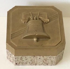 Caja de baratijas de plástico Hickok DORADO Liberty Bell de plástico moteado de colección años 50 - Imagen 1 de 6