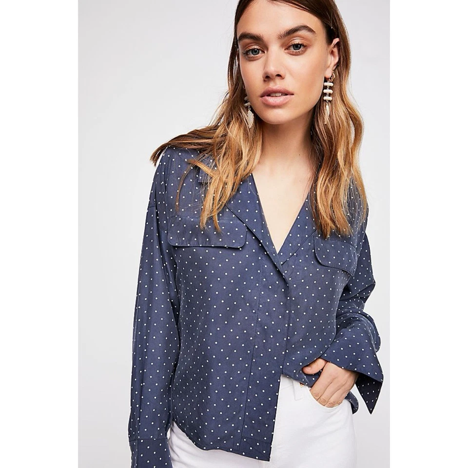 Blusa corta Free People 100% seda con botones manga larga talla S Foto 1 de 4