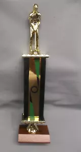 männlicher Putter Golf Trophäe Vintage grün Metallsäule massiv Nussbaum Basis Auszeichnung - Bild 1 von 1