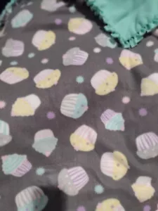 Manta de tela polar sin coser - Cupcakes - Imagen 1 de 1