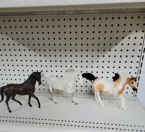 4 Breyer Classic Pferde und ein Hengstfohlen...UND #7500 Horse Corral...schön! - Bild 1 von 10