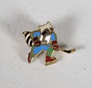 Olympische Winterspiele 1980 LAKE PLACID Roni Waschbär Eishockey Pin Pinback Vintage #286 - Bild 1 von 5
