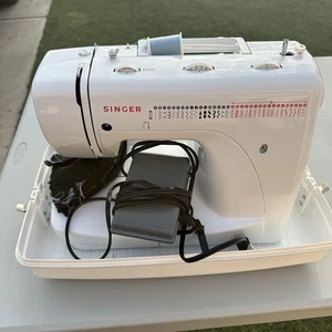Singer 2932 Sewing Machine For Part Or Repairs With Case - Picture 1 of 12