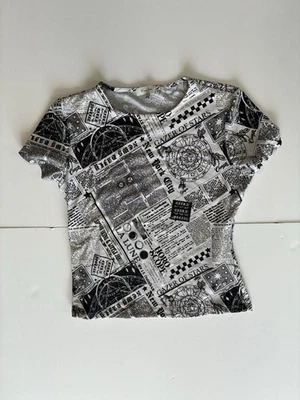 Faded Rose Women's Black/White Astrology/Newpaper Y2k BabyTee Cropped T-Shirt Lg - Imagem 1 de 4