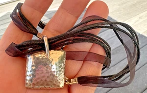 Collana vintage Silpada argento sterling martellato 1" quadrato cuscino gonfio ciondolo - Foto 1 di 9