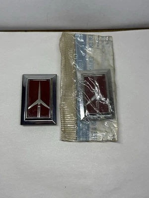 2x 1981-1988 Oldsmobile 98 Delta 88 emblemas tapa central rueda OEM GM 790613-3 Foto 1 de 4