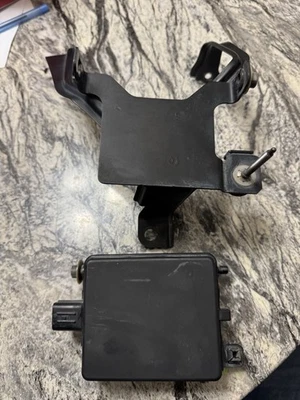 2015-2017 TOYOTA CAMRY ADAPTIVE CRUISE CONTROL SENSOR RADAR OEM 88210-33090 - Image 1 of 4