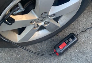 Pompa Pneumatici Aria Elettrica Resistente 12V Gonfiatore Auto Camion Compressore Portatile - Foto 1 di 11