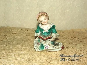 MUÑECA CHINA DE PORCELANA ANTIGUA DE COLECCIÓN ALEMANA LEYENDO UN LIBRO MINIATURA DE 4,5 - Imagen 1 de 8