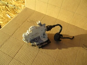 AUDI Q7 2007 actuador de cierre de puerta del lado del pasajero delantero derecho - Imagen 1 de 4