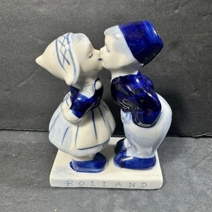 Vtg Dutch Ceramic Delft Blue Figurine Hand Painted Kissing Boy & Girl Holland - Picture 1 of 13