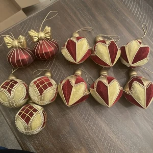 11 x Adornos de Navidad de terciopelo/sedoso cuentas borgoña y oro o adornos dorados - Imagen 1 de 24
