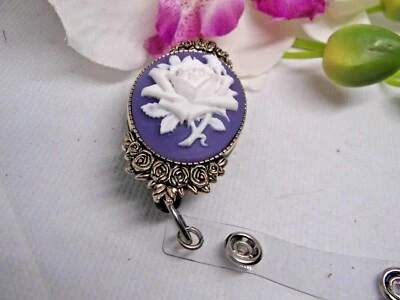 Carrete retráctil porta etiquetas insignia identificación camafeo victoriano rosa encaje púrpura ramo Foto 1 de 4