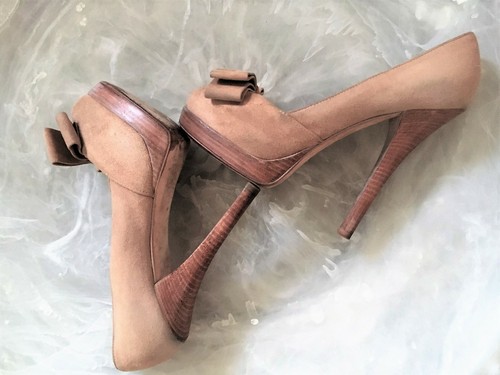 Décolleté Fendi donna 8 M pelle scamosciata marrone chiaro punta aperta fiocco plateau tacco alto Italia