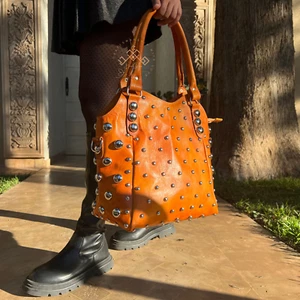 Nieten Schultertasche mit Havane Farbe - Echtleder Polka-Nieten Handtasche - Bild 1 von 8
