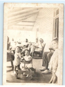 Vintage Foto 1940er, riesige Familie auf Veranda versammelt, Kleinkinder, 3,5 x 2,5 - Bild 1 von 2