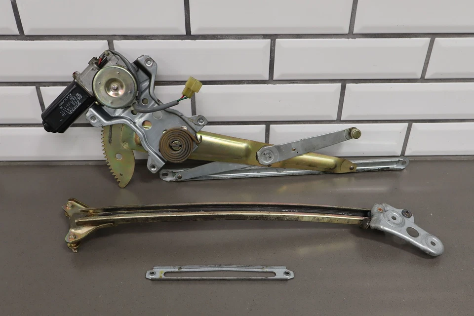 Regulador eléctrico puerta conductor izquierda Toyota Celica 1982-1985 Foto 1 de 4