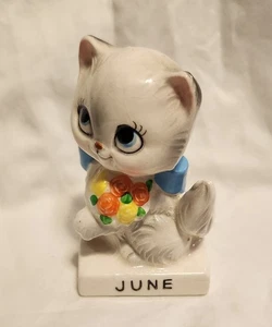 Norcrest Katze Kätzchen Geburtstag Juni Blumen Kalender Keramik Figur Vintage - Bild 1 von 8