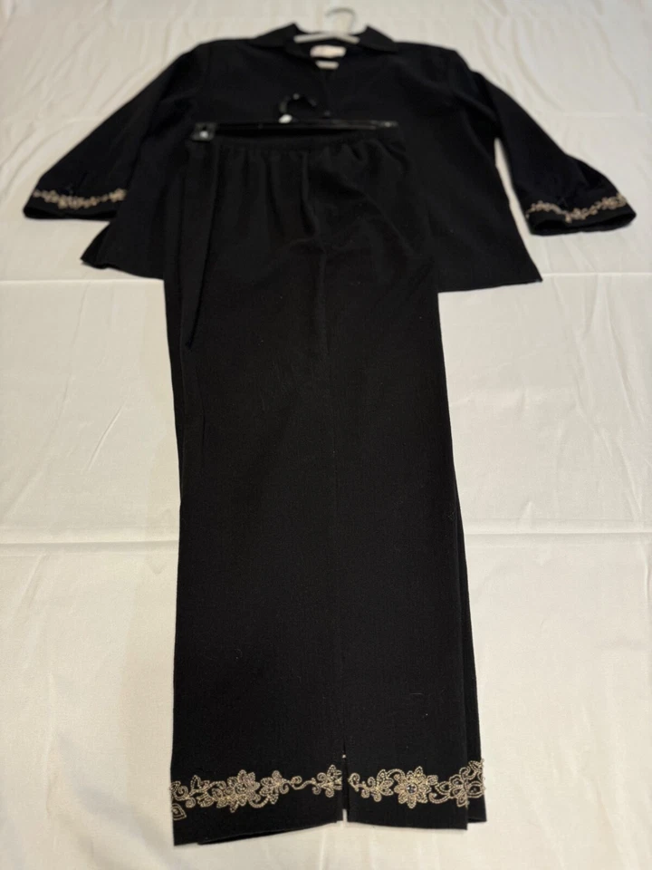 Ladies Draper’s & Damon’s 3 Piece Black Pantsuit W/Blouse L, Jacket L, Pants M - Image 1 of 4
