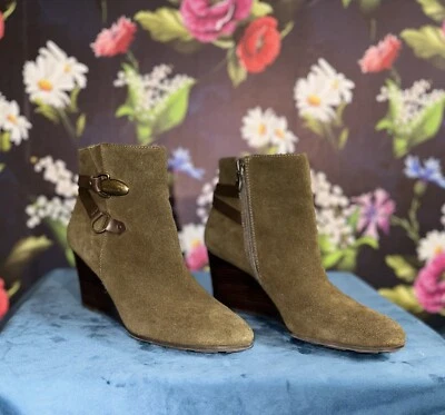 Botín Tahari Simon de segunda mano verde oliva gamuza cuero cuña talla 9,5 M Foto 1 de 4