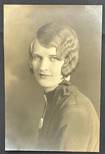 Foto vintage en blanco y negro de una hermosa dama (~1910) - Imagen 1 de 1