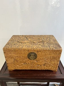 VINTAGE HAND CARVED ASIAN Chinese Camphorwood BOX WITH BIRD AND FLOWER DESIGN - Imagen 1 de 13