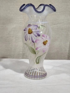 Vaso ottico cimelio Fenton stemma viola opalescente fiori dipinti a mano firmato - Foto 1 di 5