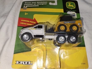 Ertl John Deere camion e skid steer - scala 1/64 - 4 1/2" lungo - nuovo - Foto 1 di 2