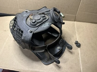 00 Suzuki VS800 Intruder Radiador Ventilador Cubierta Conjunto OEM VS700-47 Foto 1 de 4