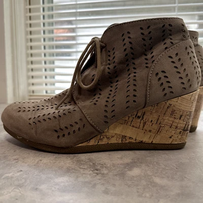 Maurices Women’s Beige Perforated Eyelet Cork Wedge Lace Up Ankle Boots Size 8 - Image 1 of 4