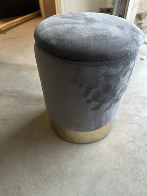 Banco otomano Mid Century Hollywood Regency gris terciopelo con base dorada Foto 1 de 4