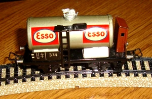 MARKLIN HO  374 .6   ESSO TANK CAR  1947  TINPLATE   BK 4.2 COUPLINGS   LN - Picture 1 of 6