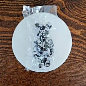 Juguete Medicom Bearbrick 100 % un mono de baño Bape 28 aniversario #3 blanco/gris - Imagen 1 de 2