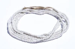 Perline Heishi in vetro bianco Giava 4 mm Indonesia foro grande filo 23 pollici - Foto 1 di 3