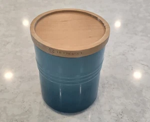 Le Creuset 22oz Canister & Wood Lid Caribbean Stoneware Discontinued 5.25" Mint - Picture 1 of 12