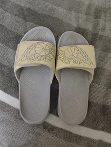 Air Jordan Pantoletten Größe 6y AA2516-100 weiß/grau - Bild 1 von 6