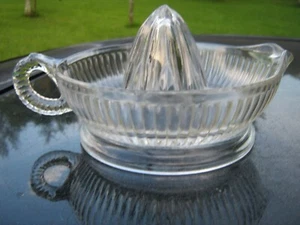 VINTAGE GLASS HAND POWERED JUICER VERTICAL LINES ONE SMALL CHIP ON BOTTOM RIM - Picture 1 of 8