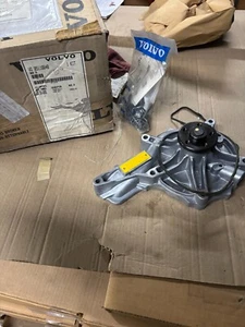 85116648 20744939 Water Pump for VOLVO VA VH VNL VNM ENGINE MACK TRUCK D13 D16 - Picture 1 of 6
