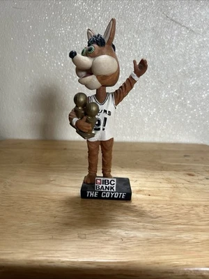 Талисман San Antonio Spurs Coyote Championship Trophies качающаяся голова 2004 - Изображение 1 из 4