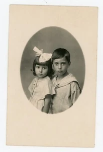 Carte Photo une soeur et un frère costume marin marinière noeud dans les cheveux - Imagen 1 de 2