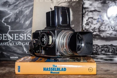 Hasselblad 503cx / 80mm Lens, 3*backs , Polaroid+ PME PRISM,+WLF, Accessory Pack - Image 1 of 4