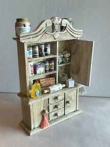 Miniatur Puppenhaus 1:12 geschnitzter Holz Küchenschrank mit Zubehör - Bild 1 von 11