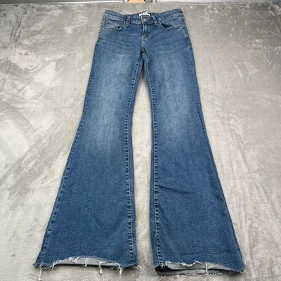 Pantalones de mezclilla elásticos Forever 21 para mujer 25 azules tiro bajo acampanados lavado medio dobladillo crudo Foto 1 de 4