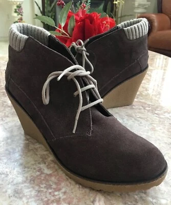 Nuevos botines de cuña al tobillo Leren de gamuza marrón oscuro para mujer Lacoste talla 9 precio de venta sugerido por el fabricante 185 USD Foto 1 de 4