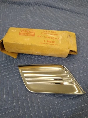 Protector de piedra lateral izquierdo Ford Mainline 1953 nuevo de lote original protector de grava BF-7325653-A Foto 1 de 4