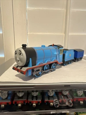 Trackmaster Motorizado Thomas & Friends (2025) Gordon (Con Detalles Pintados) Foto 1 de 4