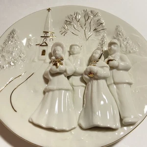 Mikasa Holiday Elegance FK001 Caroler Round 3D Fine Porcelain Decorative Plate. - Picture 1 of 3