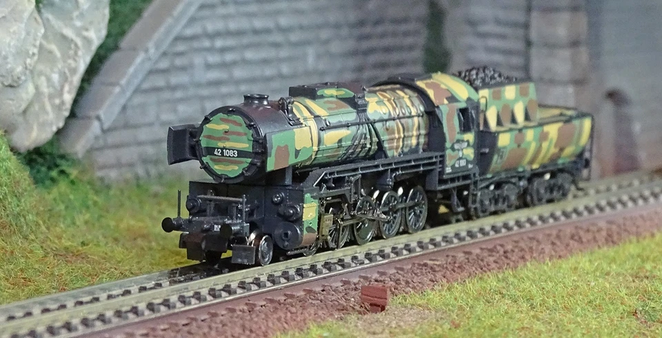 Arnold HN2485S Locomotive vapeur classe 42 1083 DRB livrée camouflage sonore