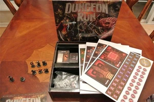 Neu DUNGEON RUN Out of Print Brettspiel mit BEMALTEN MINIATUREN Karo Hut Spiele - Bild 1 von 1
