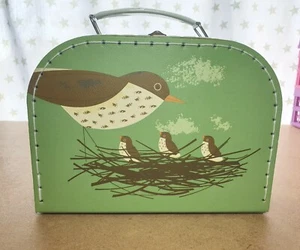 Elstergrün dekorative Mini-Kofferbox. Geschenkbox Koffer. Vogel Design.  - Bild 1 von 10